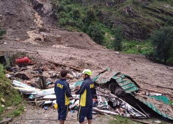 भूस्खलन की चपेट में आया लेबर कैंप, 10 श्रमिकों को किया रेस्क्यू, 9 की तलाश जारी 