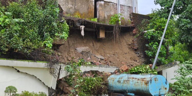 मूसलाधार बारिश से हालात चुनौतीपूर्ण, मसूरी मार्ग प्रभावित,SSP खुद संभाल रहे मोर्चा