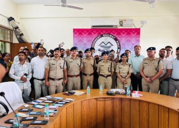 IPS तृप्ति भट्ट की पहल से मुस्कुराए लोग, 22 लाख के 135 मोबाइल लौटाए गए