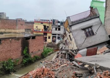 भारी बारिश का कहर: दो मकान ढहे, कई घर खाली कराए, एसएसपी पहुंचे मौके पर…