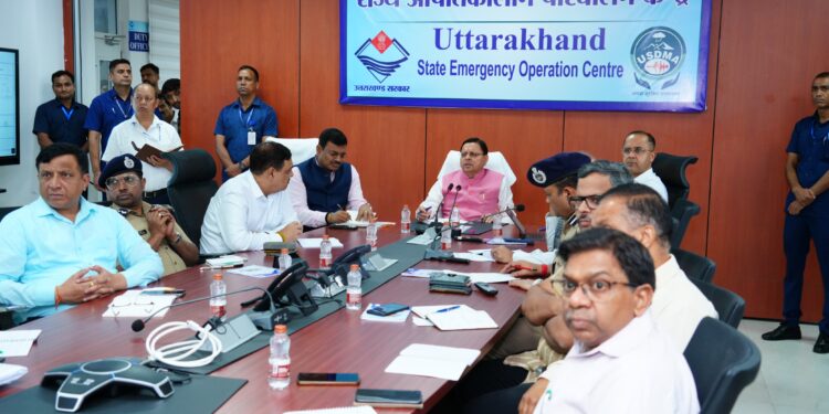 उत्तराखंड में भारी बारिश से हालात गंभीर, मुख्यमंत्री ने संभाली कमान, आपातकालीन परिचालन केंद्र पहुंचकर दिए सख्त निर्देश