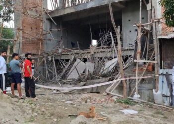 निर्माणाधीन कॉम्प्लेक्स की छत ढही, दो मजदूर दबे