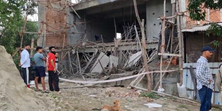 निर्माणाधीन कॉम्प्लेक्स की छत ढही, दो मजदूर दबे