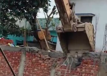 हल्द्वानी में नाले की भूमि पर कब्जा, चला बुलडोजर