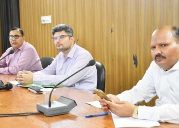 नगर निकायों की लापरवाही पर सख्त हुए DM, स्वच्छता प्रबंधन में सुधार के दिए निर्देश 