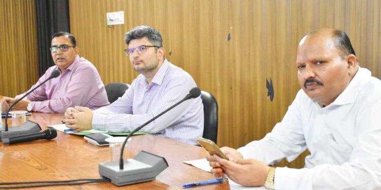 नगर निकायों की लापरवाही पर सख्त हुए DM, स्वच्छता प्रबंधन में सुधार के दिए निर्देश