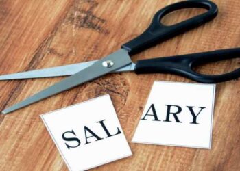 जनशिकायतों के प्रति लापरवाही पर डीएम सख्त, पांच अधिकारियों का वेतन रोका