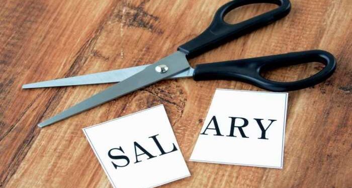 जनशिकायतों के प्रति लापरवाही पर डीएम सख्त, पांच अधिकारियों का वेतन रोका