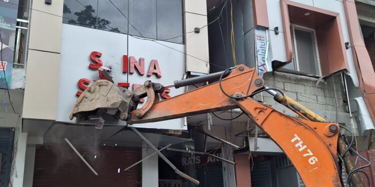 हल्द्वानी में प्रशासन की सख्ती, काठगोदाम रेलवे स्टेशन के सामने अवैध निर्माण पर चला बुलडोजर