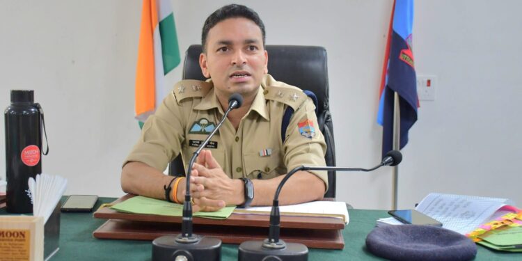 पुलिस वर्दी पहनकर इंस्टाग्राम रील बनाना पड़ा महंगा, पुलिस ने युवकों पर की कड़ी कार्रवाई