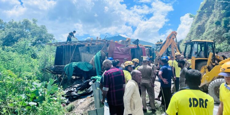 चंबा मार्ग पर कांवड़ यात्रियों से भरा ट्रक पलटा, SDRF का रेस्क्यू ऑपरेशन जारी