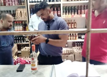 भीमताल में वाइन शॉप पर छापा, ओवररेटिंग और अनियमितताओं का खुलासा