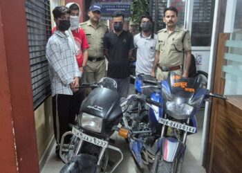 रेलवे फाटक पर शराब पीकर किया हंगामा, चार हुड़दंगबाज़ हिरासत में, एसएसपी के निर्देश पर सख्त कार्रवाई 