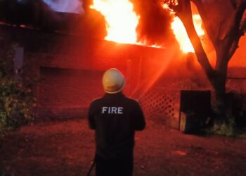 वेडिंग पॉइंट में भयानक आग, पांच वाहन खाक, बड़ा हादसा टला 