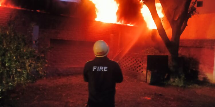 वेडिंग पॉइंट में भयानक आग, पांच वाहन खाक, बड़ा हादसा टला