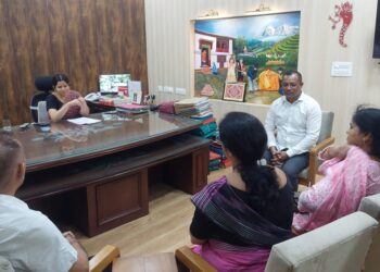 दमुवाढूंगा के तीन वार्डों के नियमितीकरण पर डीएम से मिली जनप्रतिनिधियों की टीम