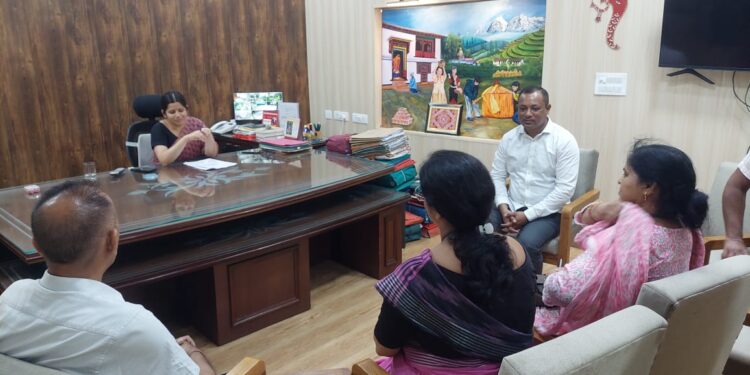 दमुवाढूंगा के तीन वार्डों के नियमितीकरण पर डीएम से मिली जनप्रतिनिधियों की टीम