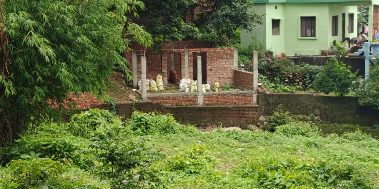 दमुवाढूंगा में नाले की भूमि पर दो मंजिला अवैध निर्माण पकड़ा, प्रशासन की सख्त कार्रवाई 