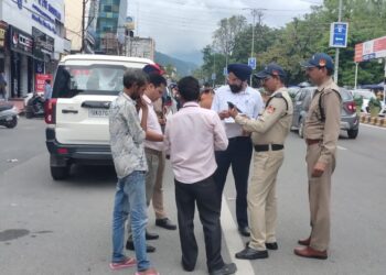 नियमों की अनदेखी पर बड़ी कार्रवाई, 71 वाहनों के चालान, 15 ऑटो व ई-रिक्शा सीज