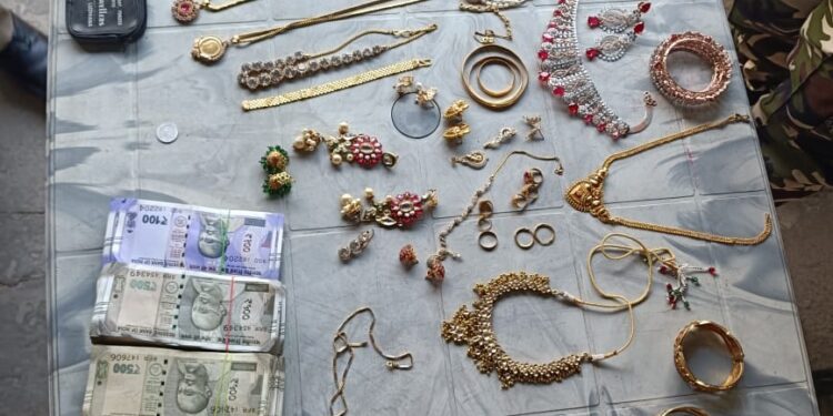 भारत-नेपाल सीमा पर पुलिस की बड़ी कार्रवाई, 4.22 लाख नकद और लाखों की ज्वेलरी बरामद 
