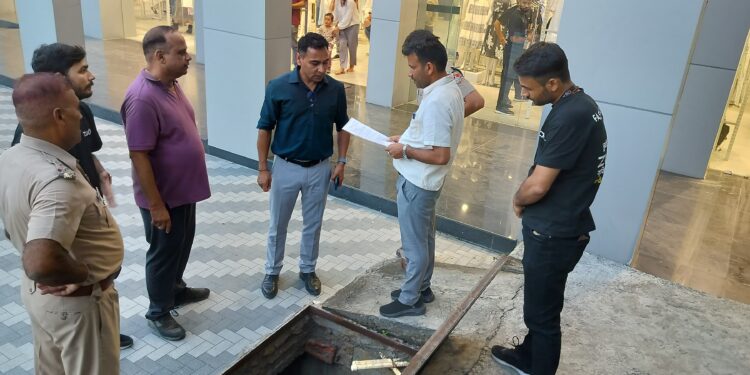 हल्द्वानी के शॉपिंग कॉम्प्लेक्सों पर प्रशासन की सख्त नज़र, अग्नि सुरक्षा में लापरवाही पर फटकार