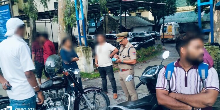 नशे में वाहन चलाना पड़ा भारी, पुलिस ने 8 चालकों को किया गिरफ्तार, वाहन सीज़