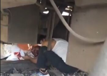 ट्रेन से गिरा यात्री, रेलवे कर्मचारी की तत्परता ने बचाई जान 