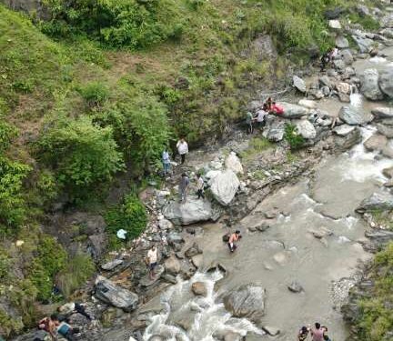 नदी में समा गई ज़िंदगी: पिथौरागढ़ में भीषण सड़क हादसे में 8 की मौत, 6 घायल