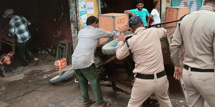 अवैध जुगाड़ वाहनों पर गिरी सख्ती की गाज़, तीन दिन में 57 वाहन किए गए नष्ट