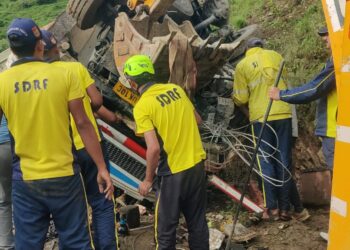 अनियंत्रित डंपर खाई में गिरा, एक युवक की मौत, दो गंभीर घायल 