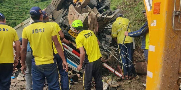 अनियंत्रित डंपर खाई में गिरा, एक युवक की मौत, दो गंभीर घायल