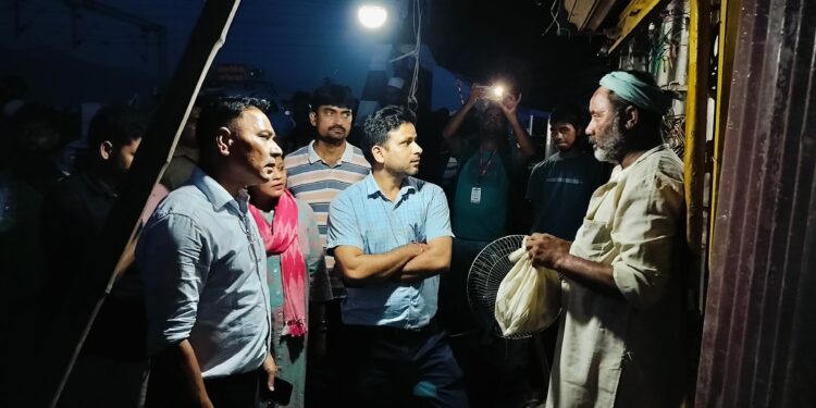 अतिक्रमण और चोरी की सामग्री के धंधे पर चला प्रशासन का डंडा, प्रतिष्ठान सील, एफआईआर दर्ज