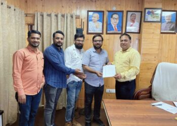 सरकारी डॉक्टरों की दोहरी नौकरी पर भड़के समाजसेवी, आंदोलन की चेतावनी, CMO को सौंपा ज्ञापन 