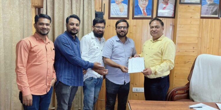 सरकारी डॉक्टरों की दोहरी नौकरी पर भड़के समाजसेवी, आंदोलन की चेतावनी, CMO को सौंपा ज्ञापन 