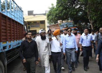 आयुक्त दीपक रावत ने ट्रांसपोर्ट नगर का किया निरीक्षण, अव्यवस्थाओं पर सख्त निर्देश