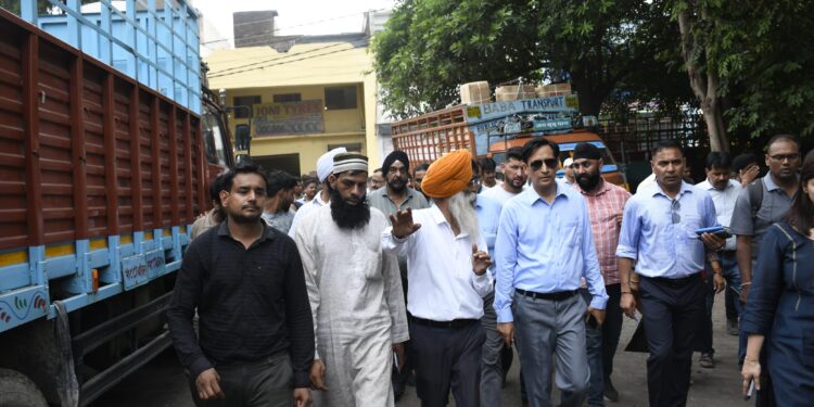 आयुक्त दीपक रावत ने ट्रांसपोर्ट नगर का किया निरीक्षण, अव्यवस्थाओं पर सख्त निर्देश