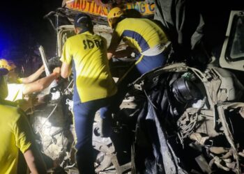 ट्रक और ट्रोले की भीषण टक्कर के बाद लगी आग, दो चालकों की मौत, एक गंभीर घायल