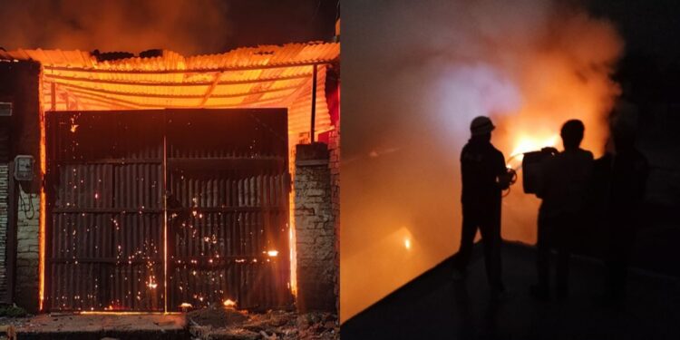 कबाड़ की दुकान में भीषण आग, दमकल विभाग ने पाया काबू