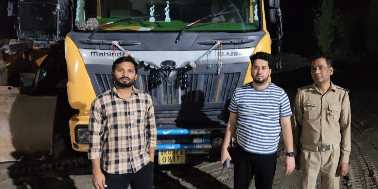 अवैध खनन माफियाओं पर डीएम का चाबुक, पोकलैंड-डंपर-जेसीबी समेत कई वाहन जब्त