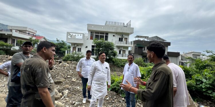 देवखड़ी नाले में बने 13 चेक डैम से मिलेगी बरसात के नुकसान से राहत, महापौर ने किया निरीक्षण, जनता ने जताया आभार