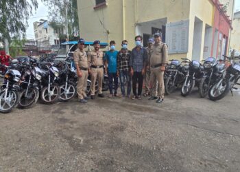 बाइक चोर गिरोह का पर्दाफाश, 11 मोटरसाइकिलें बरामद, तीन गिरफ्तार