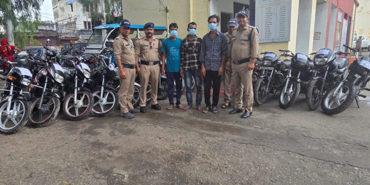 बाइक चोर गिरोह का पर्दाफाश, 11 मोटरसाइकिलें बरामद, तीन गिरफ्तार