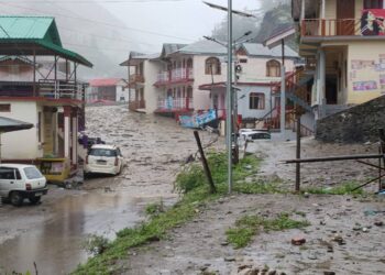 उत्तरकाशी में फटा बादल, भागीरथी नदी उफान पर, कल स्कूलों में छुट्टी घोषित