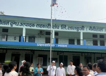 आंचल दुग्ध संघ में आज़ादी का जश्न, कुमाऊँनी गीतों और नन्हे-मुन्नों की देशभक्ति प्रस्तुति ने बाँधा समां