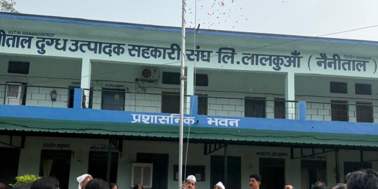 आंचल दुग्ध संघ में आज़ादी का जश्न, कुमाऊँनी गीतों और नन्हे-मुन्नों की देशभक्ति प्रस्तुति ने बाँधा समां