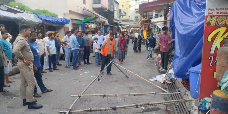 हल्द्वानी में चला अतिक्रमण पर प्रशासनिक डंडा, तीन ट्रॉली सामान जब्त, चालान