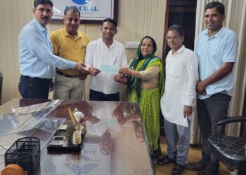 आग से प्रभावित दुग्ध उत्पादकों को नैनीताल दुग्ध संघ का संबल, आर्थिक सहायता वितरित