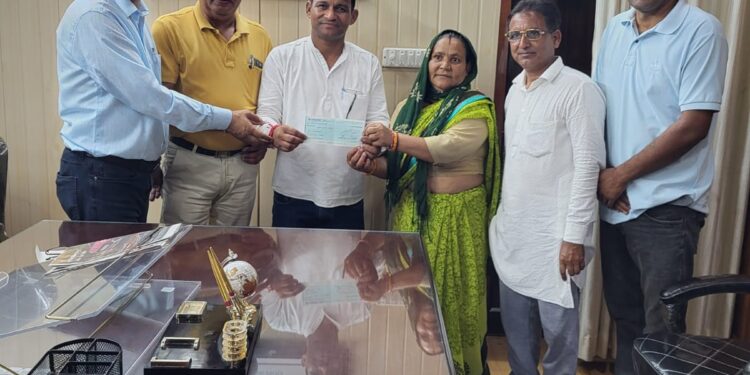 आग से प्रभावित दुग्ध उत्पादकों को नैनीताल दुग्ध संघ का संबल, आर्थिक सहायता वितरित