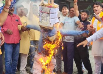 कांग्रेस के अमर्यादित व्यवहार के विरोध में भाजपा ने हल्द्वानी में फूंका पुतला
