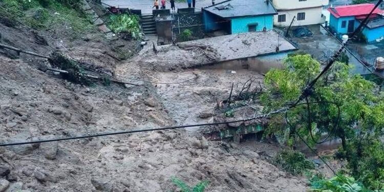 थराली में देर रात बादल फटने से हाहाकार, राहत-बचाव दलों का युद्धस्तर पर अभियान जारी